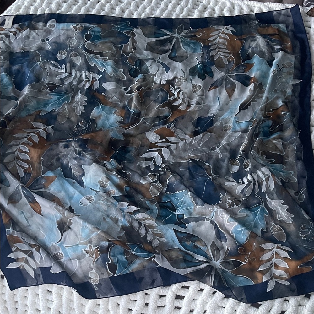 Vintage Italy Designer Elaine Gold scarf. Navy blue. Leaf & Acorn,Pattern. NWOT